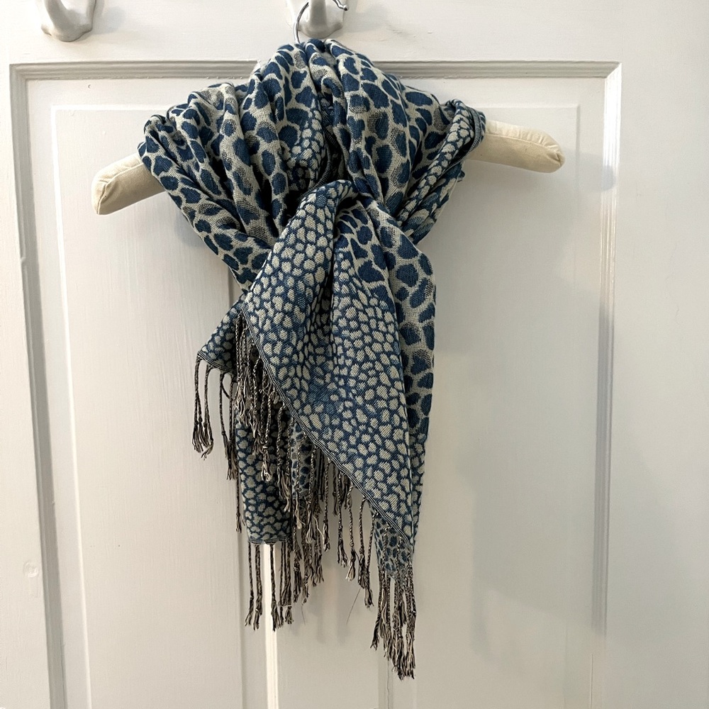 2 Chic cotton scarf. Animal print in blue